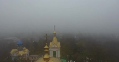Havadan görünümü Nikolaevsky All Saints Kilisesi, şehirde yoğun sis, Ukrayna