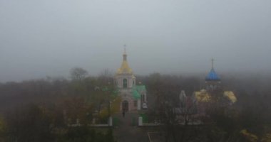 Havadan görünümü Nikolaevsky All Saints Kilisesi, şehirde yoğun sis, Ukrayna