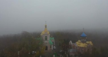 Havadan görünümü Nikolaevsky All Saints Kilisesi, şehirde yoğun sis, Ukrayna