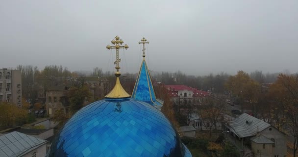 Luchtfoto St. Nicholas Collegiate Church, stad van Mukolayev in dichte mist — Stockvideo