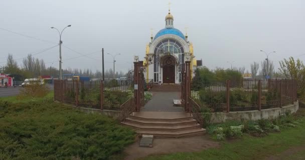 Luchtfoto van St. Nicolaaskerk, stad van Mukolayev in dichte mist, Oekraïne — Stockvideo