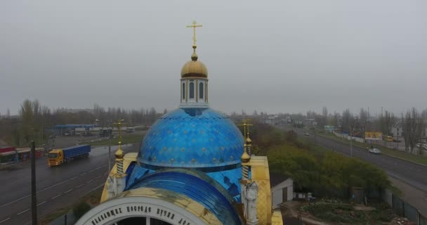 Flygfoto kyrkan St Nicholas, staden av Mukolayev i tät dimma, Ukraina — Stockvideo
