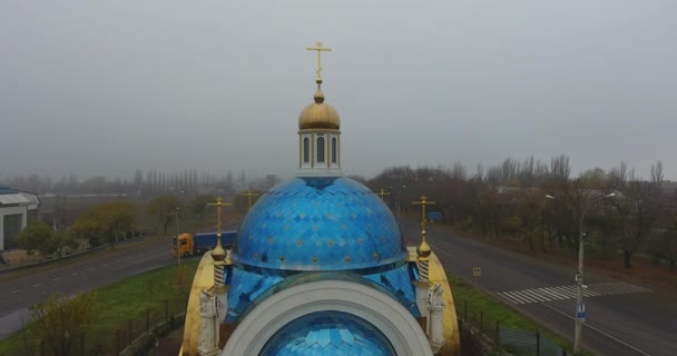 Εναέρια άποψη εκκλησία του Αγίου Νικολάου, πόλη της Mukolayev στην πυκνή ομίχλη, Ουκρανία — Αρχείο Βίντεο