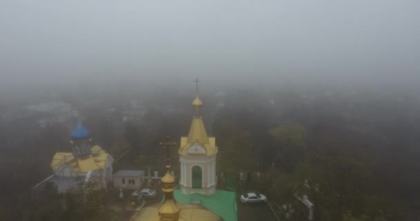 Letecký pohled na Mikulášově kostel všech svatých, město v husté mlze, Ukrajina — Stock video