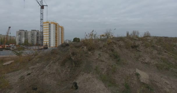 Dakloze honden op heuvel landschap bouw van huizen, bouwplaats — Stockvideo