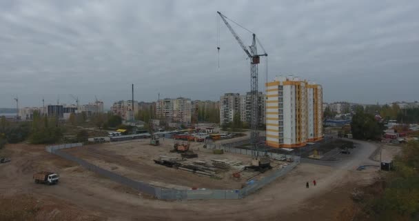 Guindaste de construção em canteiro de obras na periferia paisagem urbana, Europa Central — Vídeo de Stock
