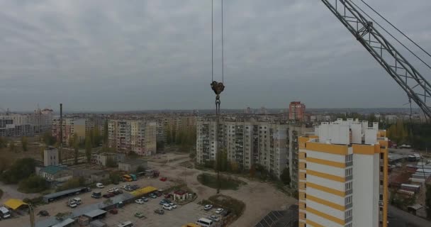 Grúa de construcción en obra en las afueras del paisaje urbano, Europa Central — Vídeos de Stock