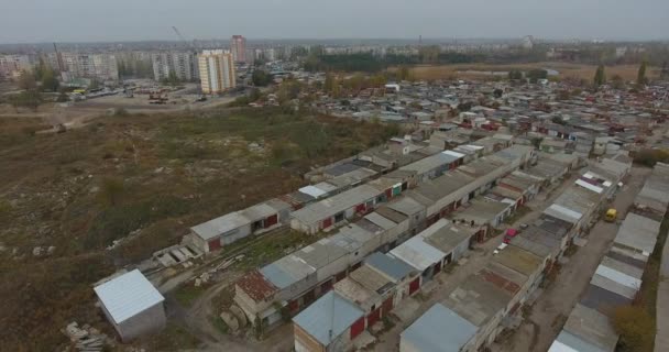 Mesmo fileiras de garagens de carros antigos nos arredores da cidade — Vídeo de Stock