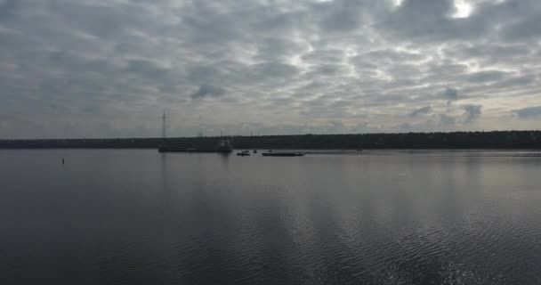 Вид с воздуха Сухой грузовой корабль и толкатель на развилке спокойной реки. Летний день — стоковое видео