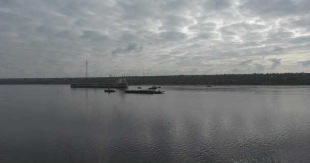 Vue aérienne cargo sec et pousseur sur la fourche d'une rivière calme. Jour d'été 