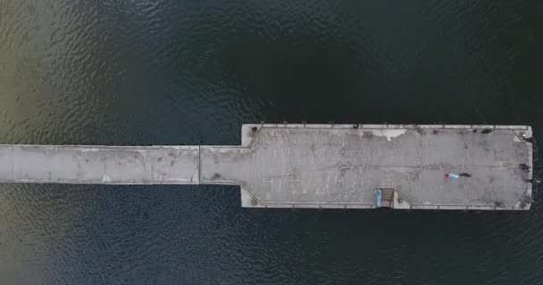 Vista superior del muelle de hormigón para barcos en la playa de río arenoso. En la tormenta de noche — Vídeo de stock