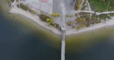 Beton pier kumlu nehir plaj tekne için en iyi görünümü. Akşam fırtınada