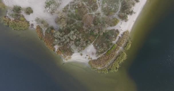 Vista aérea de uma ilha arenosa com pouca vegetação e caminhos pedestres — Vídeo de Stock