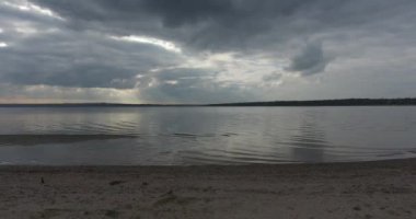 Kalkış dron kumlu kıyı ve nehir manzarası ile şehir görünümünü