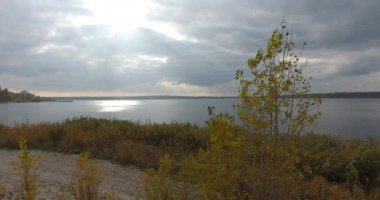 Hareket dronun tükürmek kum ve fırtına gökyüzü nehire karşı yeşil ağaç çevresinde