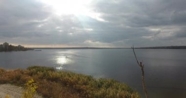 Hareket dronun tükürmek kum ve fırtına gökyüzü nehire karşı kuru ağaç çevresinde