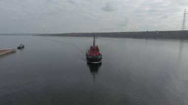Havadan görünümü küçük bağlantı noktası römorkör Nehri üzerinde bir büyük kuru yük gemisi için uygundur