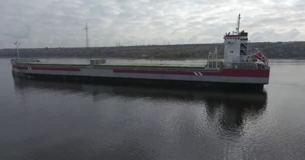 Movimiento a lo largo de un buque de carga seca anclado cerca de la orilla del río — Vídeos de Stock