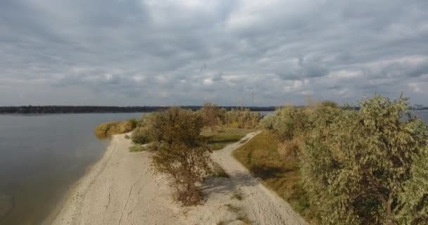 Vue Aérienne de la ville parmi les nuages orageux devant un tonnerre et la pluie 