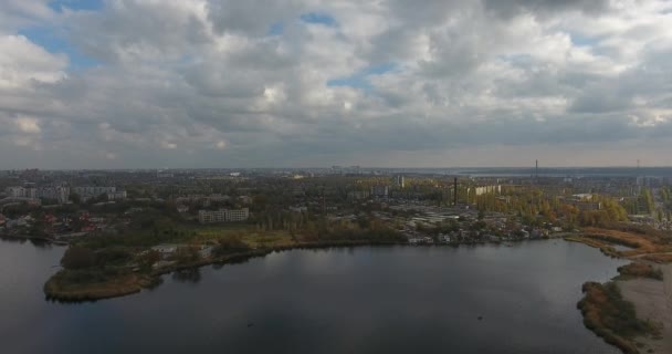 Vista aérea de la ciudad entre nubes de tormenta antes de un trueno y lluvia — Vídeo de stock