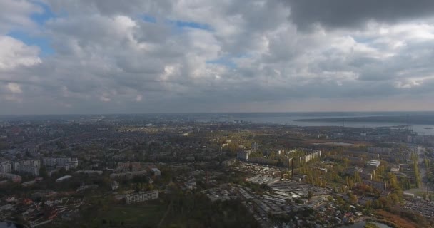 Vista aérea da cidade entre nuvens de trovoada antes de um trovão e chuva — Vídeo de Stock