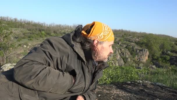 Hombre turístico maduro, en bandana con barba temprano en la mañana retrato de las montañas — Vídeos de Stock