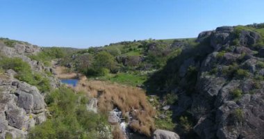 Hızlı bir nehrin dibinde granit derin kanyon havadan görünümü