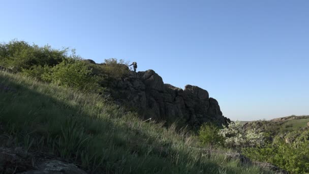 Nach schwierigem Aufstieg: Touristenmann glücklich auf Klippe in Schlucht — Stockvideo