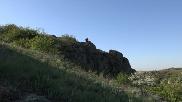 Reifer Mann telefoniert fröhlich am Berg, Touristenrucksack, Nationalhymne — Stockvideo