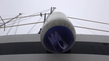 Yatta beyaz bir çamurluk var. Sudan alt görünüm