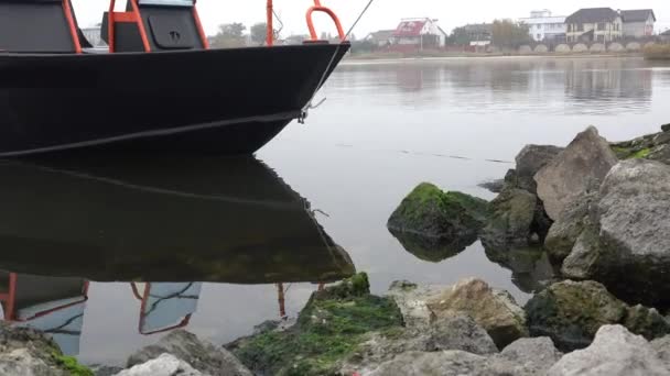 Kunststoff Fischerboot Zum Segeln Flach Crash Flexibles Schiff Motorboot Trifft — Stockvideo