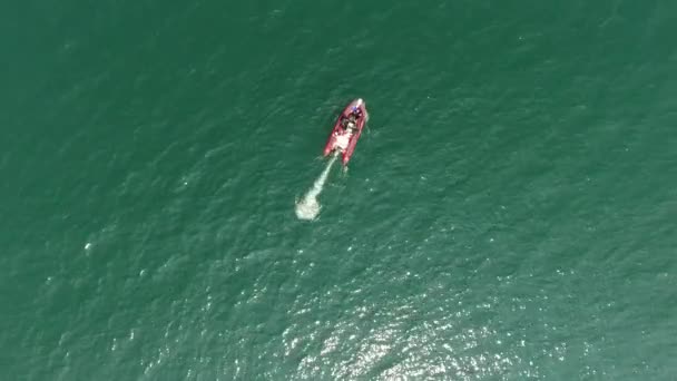 Vista Aérea Barco Motor Inflável Vermelho Com Mergulhadores Por Oceanógrafos — Vídeo de Stock