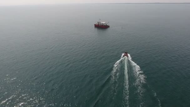 Vista Aérea Desde Dron Barco Con Buzos Deriva Navegando Hacia — Vídeo de stock