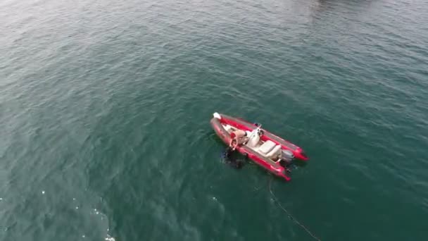 Rode Opblaasbare Boot Neemt Duikers Van Oceanologen Uit Het Water — Stockvideo