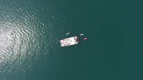 Luchtfoto Van Drijvende Verkenningscatamaran Open Zee Oceaan Duikboot Drijft Rond — Stockvideo