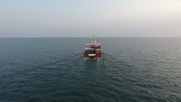 Aerial View Drónról Vörös Katamarán Legénységgel Rendelkező Oceanográfiai Felderítő Hajó — Stock videók