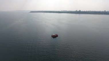 İHA 'dan hava görüntüsü. Kızıl katamaran, insanlı okyanus araştırma gemisi, deniz kenarında duruyor, dalgıçlarla sualtı çalışmaları yapıyor.