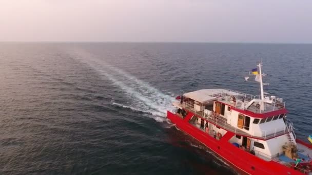 Vista Aerea Dal Drone Catamarano Nave Ricerca Con Equipaggio Piena — Video Stock