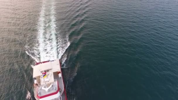 无人机的空中视野 红金丝雀号是一艘载人的海洋探测船 它在开阔的海洋中正在全速前进 — 图库视频影像