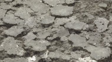 Tuz gölü üzerindeki tuz tabakaları. Tuz, bir su akışından sonra katman katman içinde yatar. Makro görünüm
