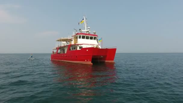 Výzkumná Loď Pluje Uprostřed Oceánu Moře Červený Katamarán Pod Ukrajinskou — Stock video