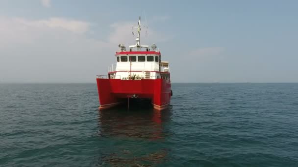Исследовательское Судно Дрейфует Посреди Океана Моря Красный Катамаран Украинским Флагом — стоковое видео
