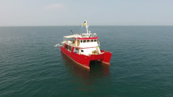 Buque Investigación Deriva Medio Del Océano Mar Catamarán Rojo Bajo — Vídeos de Stock