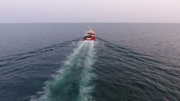 Penerbangan Pandangan Udara Belakang Kapal Yang Berlayar Laut Terbuka Catamaran — Stok Video