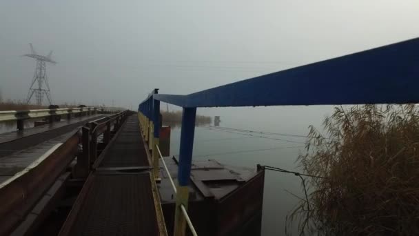 Tráfico Viejo Oxidado Puente Hierro Sobre Río Pesada Niebla Blanca — Vídeos de Stock