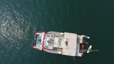 Deniz / okyanus ve kırmızı katamaran gemisinin engin manzarası.