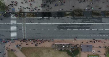 Askeri geçit töreni hazırlıkları sırasında insanlarla birlikte hava manzarası. Kırık yollar, kentsel şehirde asker oluşumu.