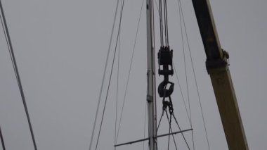 Mykolaiv, Ukrayna - 21 Ekim 2019: Crane tekneyi karaya çıkardı. Kışın yat kaldırıyorum.