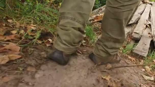 View Bottom Legs Sneakers Mature Man Crossing Old Wooden Broken — ストック動画