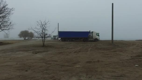 Lkw Steht Unter Sandladung Nebel Flussufer Blick Von Allen Seiten — Stockvideo